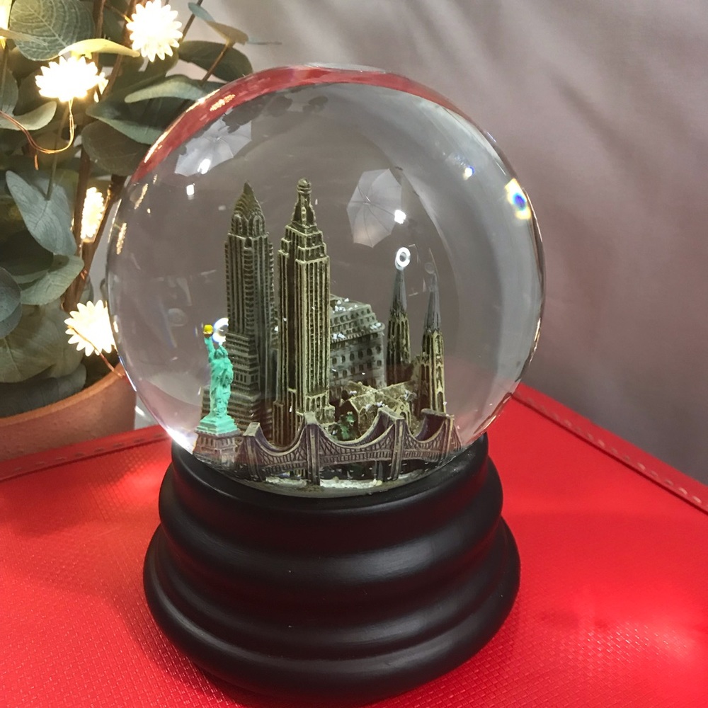 SOLD Saks New York City Snowglobe - Picture 3 of 4